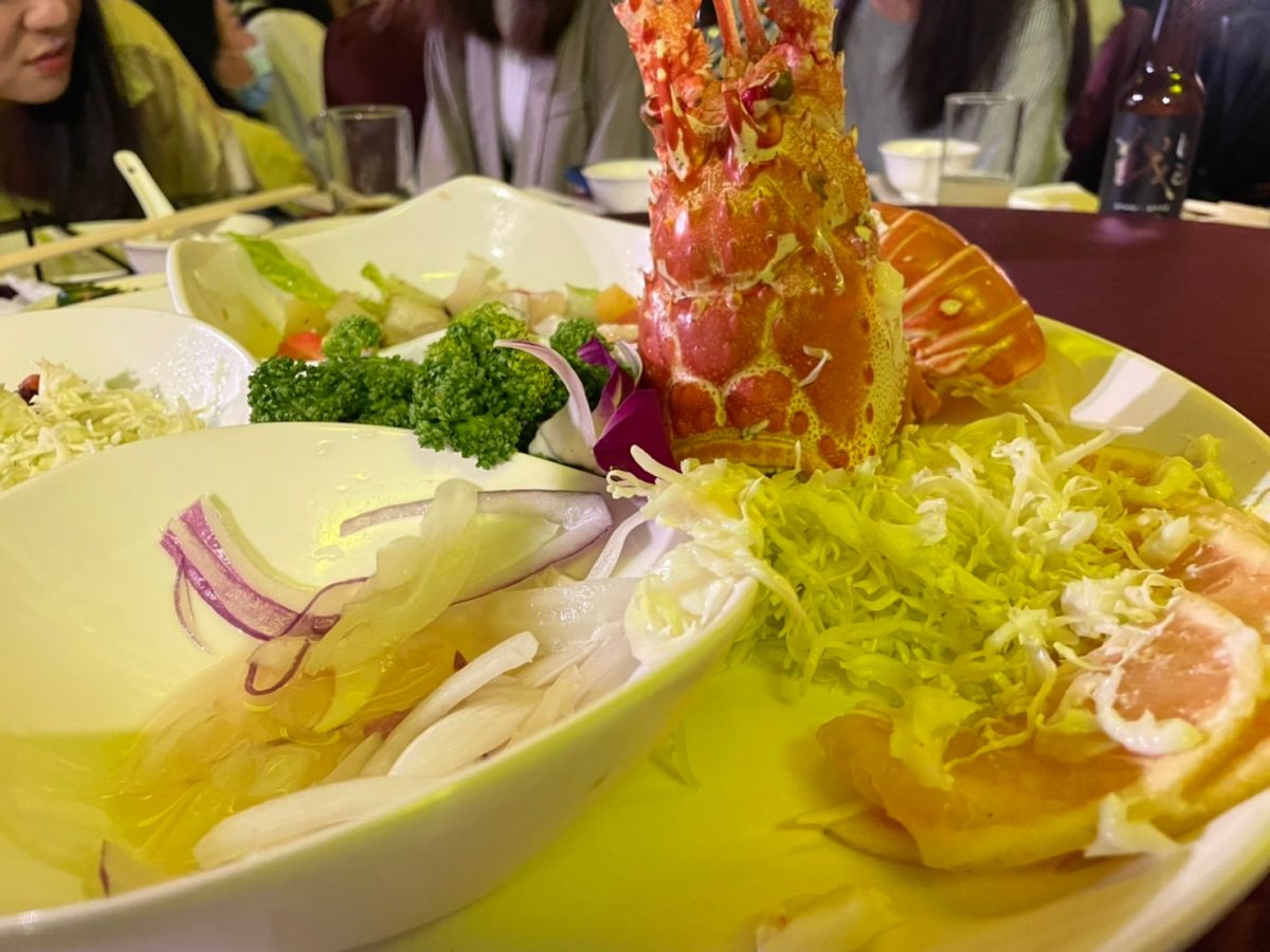 ▲常常我們去吃辦桌時，第一道冷盤的盤內都會放著一個龍蝦頭。（圖/記者張嘉哲攝）