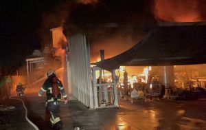 ▲嘉義縣谷王食品公司倉庫28日凌晨發生火警，起火倉庫全面燃燒，消防人員趕往灌救，火勢約在一個小時後控制，幸無延燒廠房及其他倉庫，無人員傷亡。（嘉義縣消防局提供）中央社記者黃國芳傳真 111年3月28日