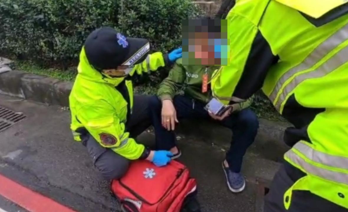 ▲昨天有大批員警前往市民廣場篩檢站，竟然有員警為了趕篩檢「違停警車」，不慎與機車騎士擦撞，造成騎士疑似輕微腦震盪，送醫治療。（圖／民眾提供）