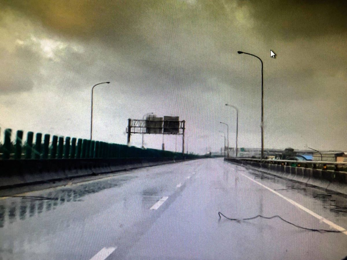 ▲台61線今天清晨路面出現鋼筋散落路面，險象環生。（圖／大園分局提供）