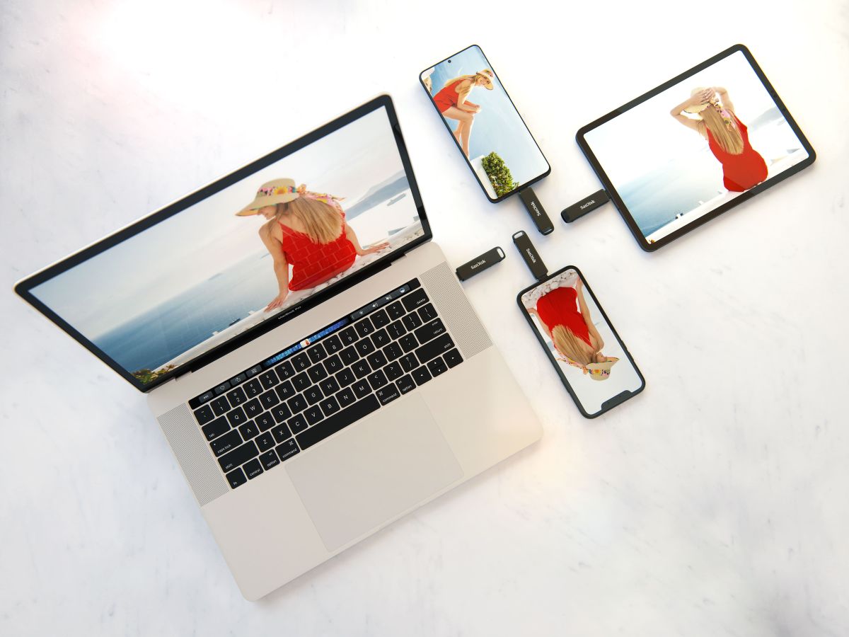 ▲SanDisk iXpand Luxe 隨身碟配備時尚金屬造型及兩用旋轉式設計，提供 64GB、128 GB 及 256 GB 三種容量。（圖／品牌提供）