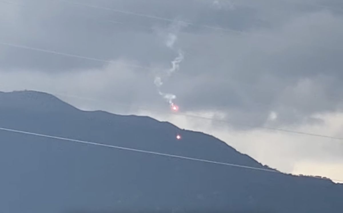 ▲一名網友到關渡平原遊玩時，突然看到遠方山前有詭異紅色光點緩緩落下。（圖／翻攝自臉書「爆系知識家」）