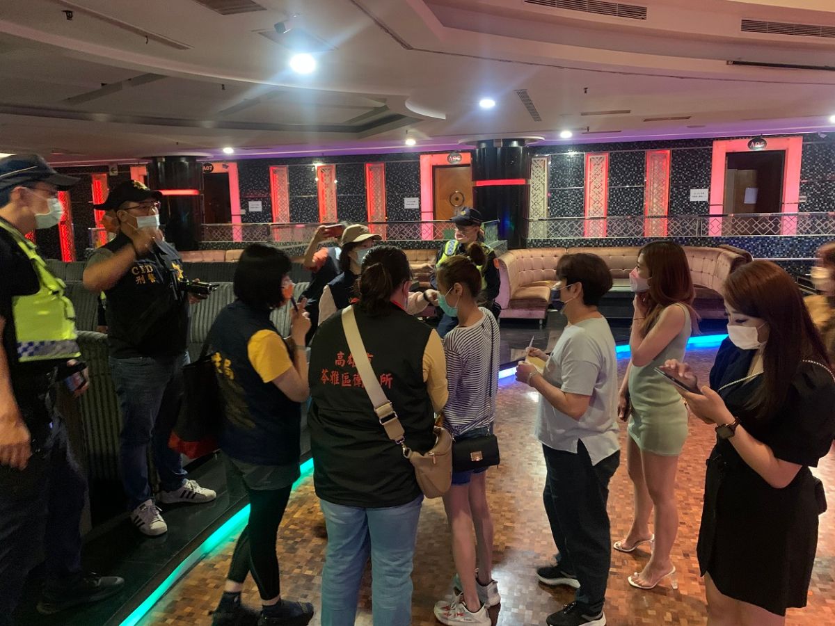 ▲疫情升溫高市警方昨晚至今天凌晨突襲特定娛樂場所，稽查違反防疫規定的小姐和顧客。（圖／記者郭凱杰翻攝）