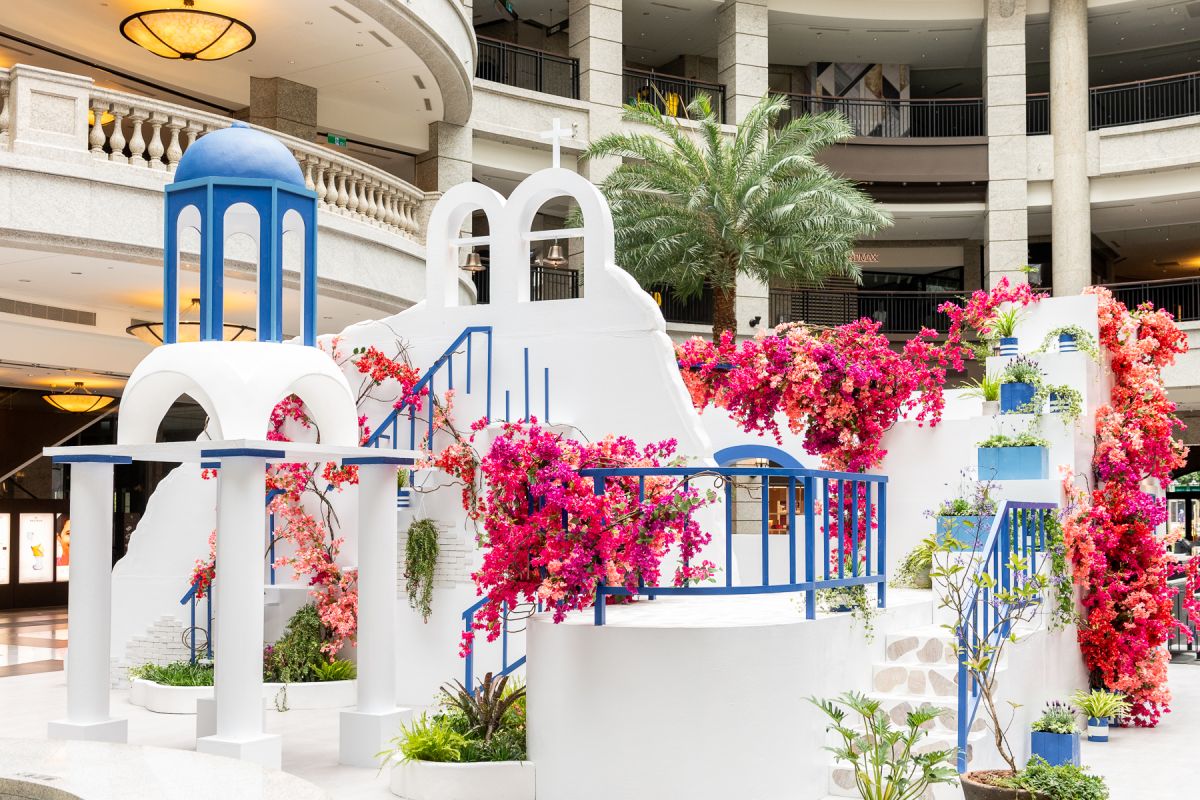 ▲台北信義區不只有台北101可以在第101樓高空品茶；BELLAVITA寶麗廣塲繼摩洛哥花園、聖誕節滑雪度假村後，今年帶大家一秒飛地中海藍白小鎮，嗨逛期間限定的春季希臘花園。（圖／BELLAVITA寶麗廣塲提供）