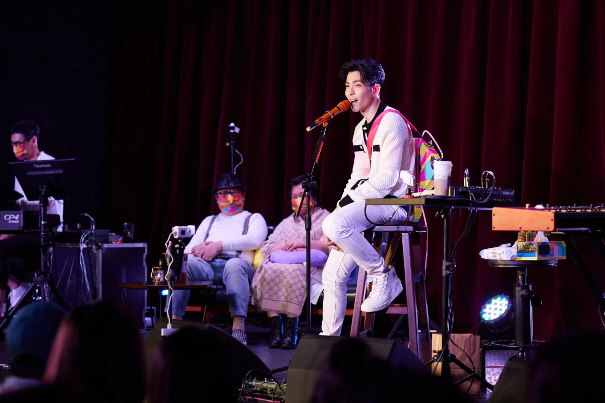 ▲蕭敬騰舉辦生日音樂會，爸爸還登台獻唱歌曲《紅薔薇》。（圖／華納音樂提供）