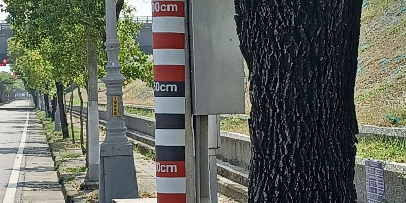 電線桿見「整排CM」!他問啥用途? 知情人解答:可救命