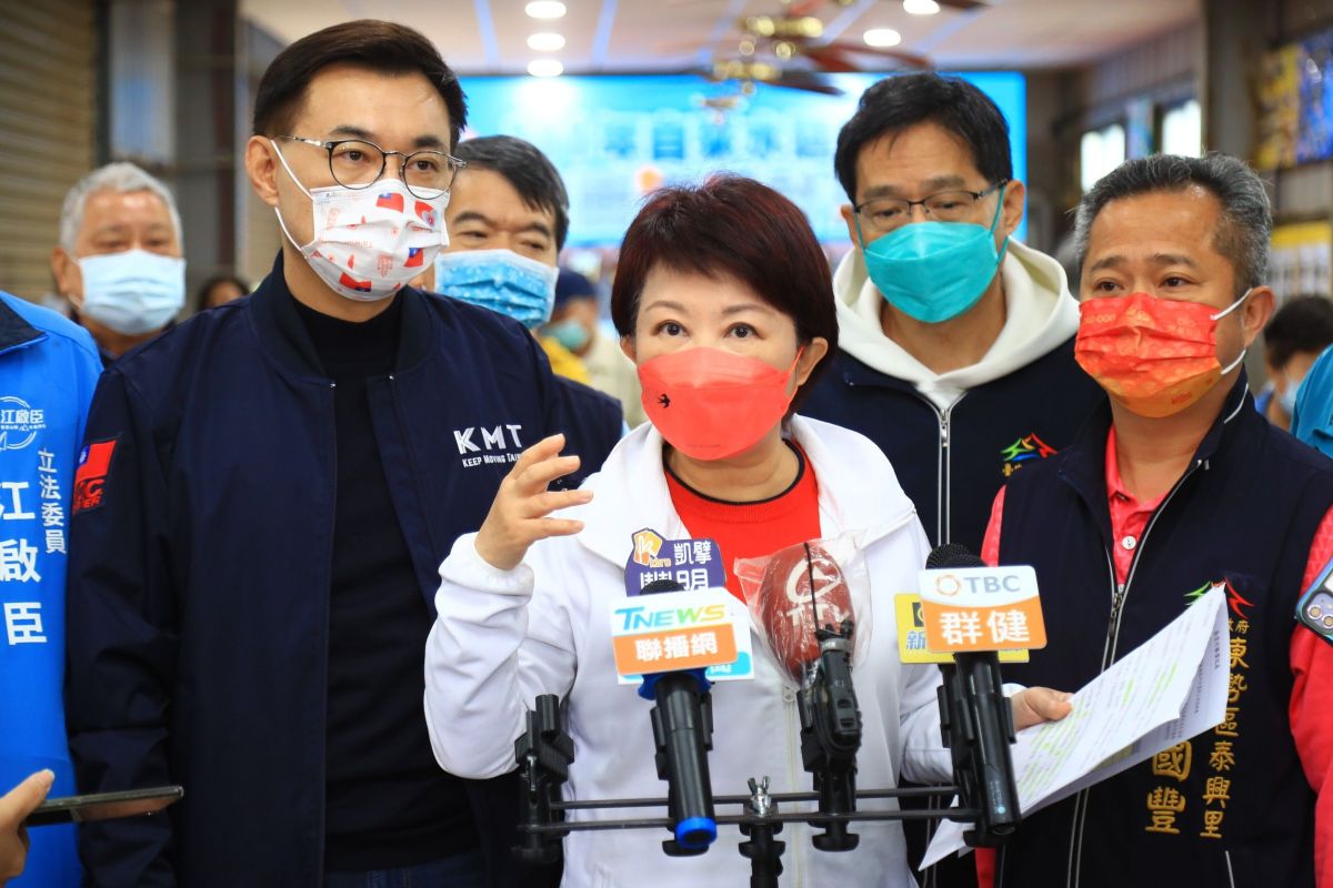 ▲由於疫情嚴峻，市長盧秀燕提出4個呼籲，民眾帶口罩、避免跨縣市移動、祭祖減少掃墓人數外，盡速接種第三劑新冠疫苗。(圖／市政府提供2022.3.28)