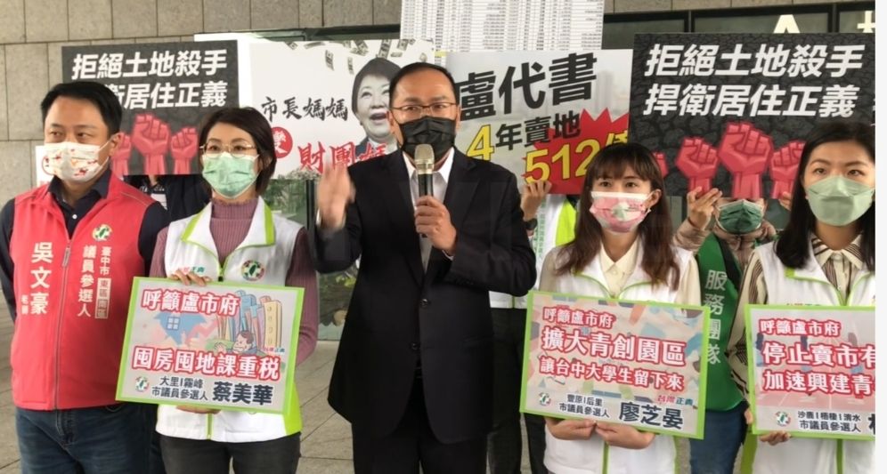 ▲前交通局長王義川控訴市長盧秀燕將水湳區段徵收的創新園區也標售給建商，要求下架「500億市長」(圖／柳榮俊攝2022.3. 28)