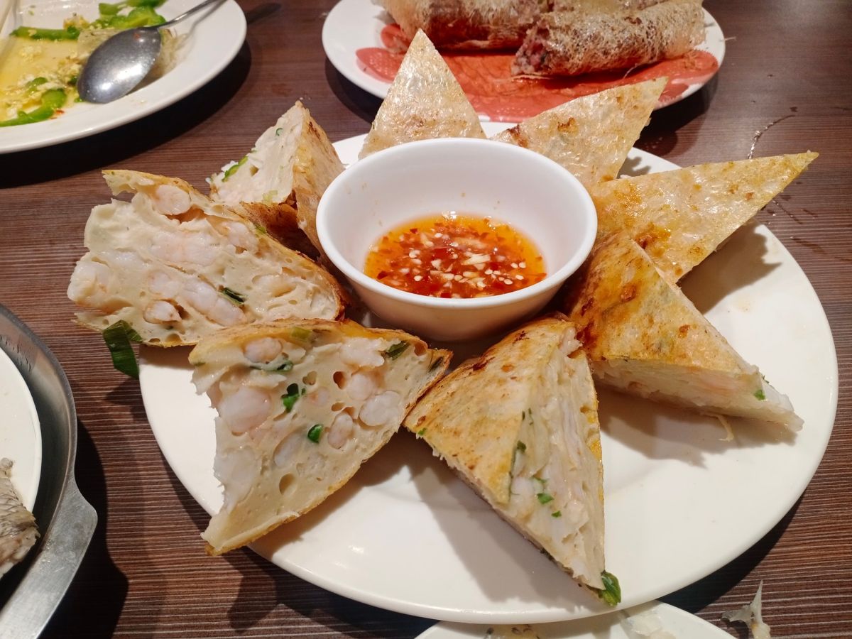 ▲有網友在南部店家吃到超狂的「月球蝦餅」。（圖／翻攝《爆廢公社二館》）