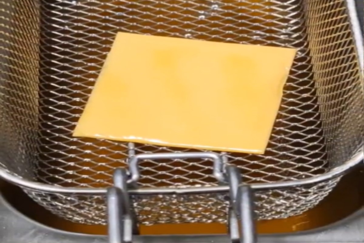 ▲國外一名網友將起司片放油鍋炸，結局讓240萬名網友都傻眼了。（圖／TikTok帳號fsi_oilnam）