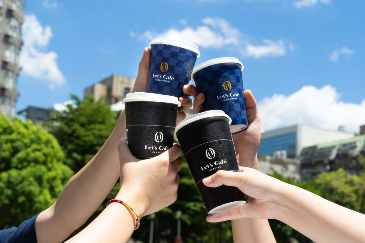 ▲清明兒童節連假，超商推出優惠搶客，4/2～4/5全家Let’s Café老酒風味拿鐵、私品茶仙女波波紅茶、金萱鮮橙青茶推出特價單杯39元！全家Fami!ce霜淇淋會員獨享5支168元。而3/30～4/5連續7天，推出飲料、冰品、餅乾、零食超過百項指定商品第二件4折優惠活動。連假結束也別厭世，4/6開工日還有單品美式、拿鐵買6送6！（圖／全家提供）