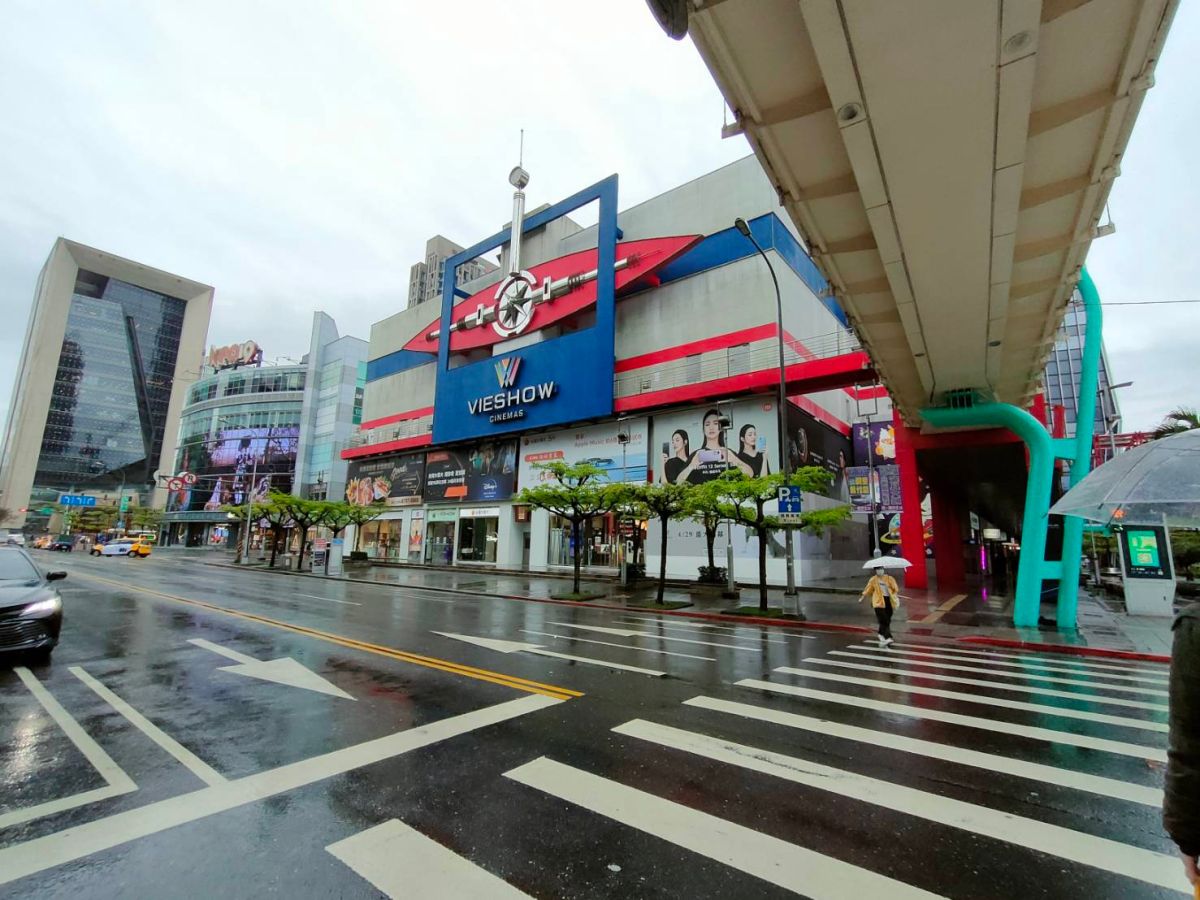 ▲威秀電信大道熱門，快時尚業者預告4月底開幕。（圖／NOWnews資料照片）