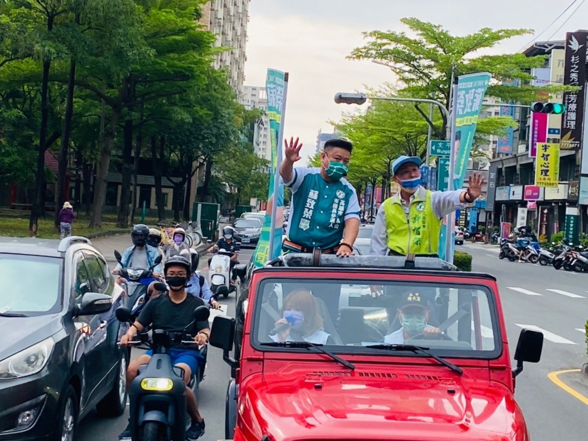 ▲鳳山區老市長、現任立委許智傑日前陪同市議員參選人蘇致榮掃街拜票，爭取市民支持。（圖／民進黨市議員參選人蘇致榮提供）