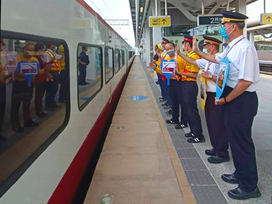 ▲台鐵今（28）日舉辦素有「紅斑馬」之稱的EMU1200型自強號末班車活動，第168次自強號由枋寮行駛至彰化後正式走入歷史。（圖／台鐵提供）