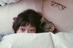 奴才忙烹飪中!網見「特等席毛毛背後靈」笑:太沉重了 ▲朔太郎與馬麻的感情非常要好,總是跟她黏在一起。(圖/推特帳號1Shuo)