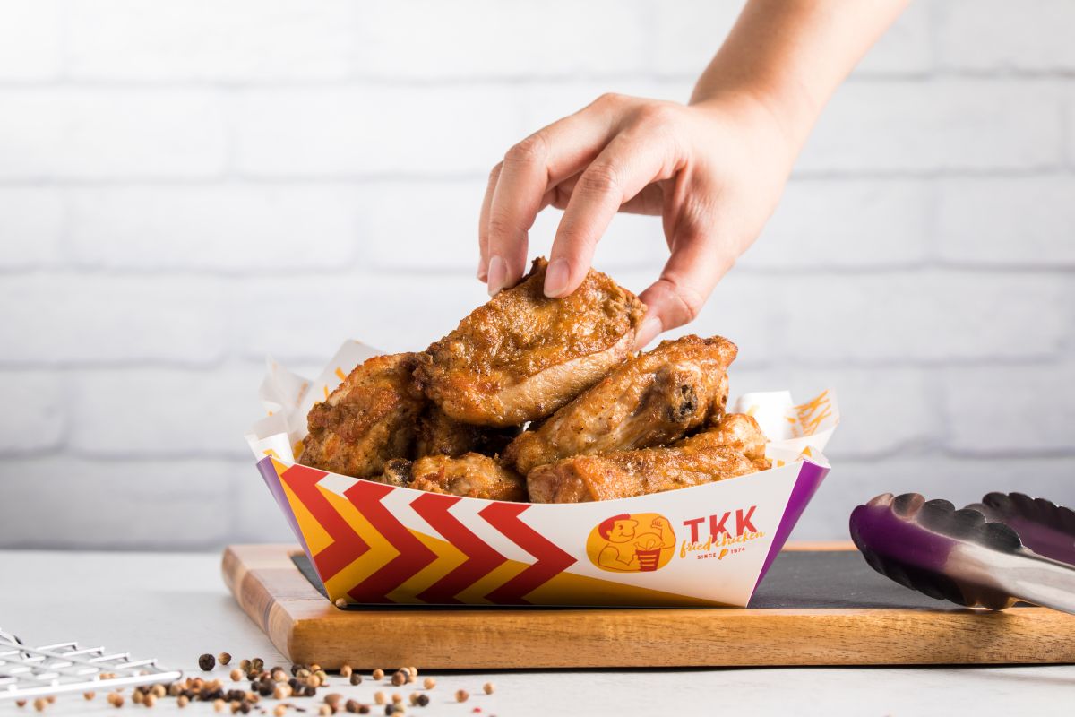 ▲頂呱呱尬麥當勞掀起PK大戰，不只祭出地瓜薯條、阿勇雞塊、辣味雞翅等人氣商品買1送1，重磅回歸「經典一斤雞」限時限量，3/29～3/31只有三天、每日下午三點開始販售，最經典的秤重小塊炸雞！引來內行呱粉喊聲「期待小塊的」、「吃爆」！（圖／頂呱呱提供）