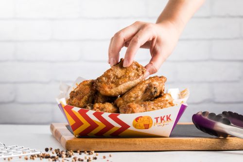 不只地瓜薯條!頂呱呱回歸經典一斤雞 網喊:小塊的吃爆 ▲頂呱呱尬麥當勞掀起PK大戰,不只祭出地瓜薯條、阿勇雞塊、辣味雞翅等人氣商品買1送1,重磅回歸「經典一斤雞」限時限量,3/29~3/31只有三天、每日下午三點開始販售,最經典的秤重小塊炸雞!引來內行呱粉喊聲「期待小塊的」、「吃爆」!(圖/頂呱呱提供)