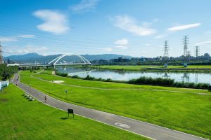 ▲從捷運松山站2號出口走約8分鐘即可抵達「吉美艾麗」，可以選擇熱鬧商店街，或悠閒緩慢的沿著綠帶公園廊道前進。（圖／品牌提供）