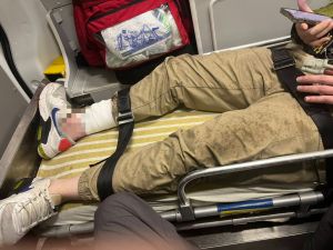 ▲李姓員警遭嫌犯開槍,腿部中彈送醫。(圖/翻攝畫面) ▲李姓員警遭嫌犯開槍,腿部中彈送醫。(圖/翻攝畫面)