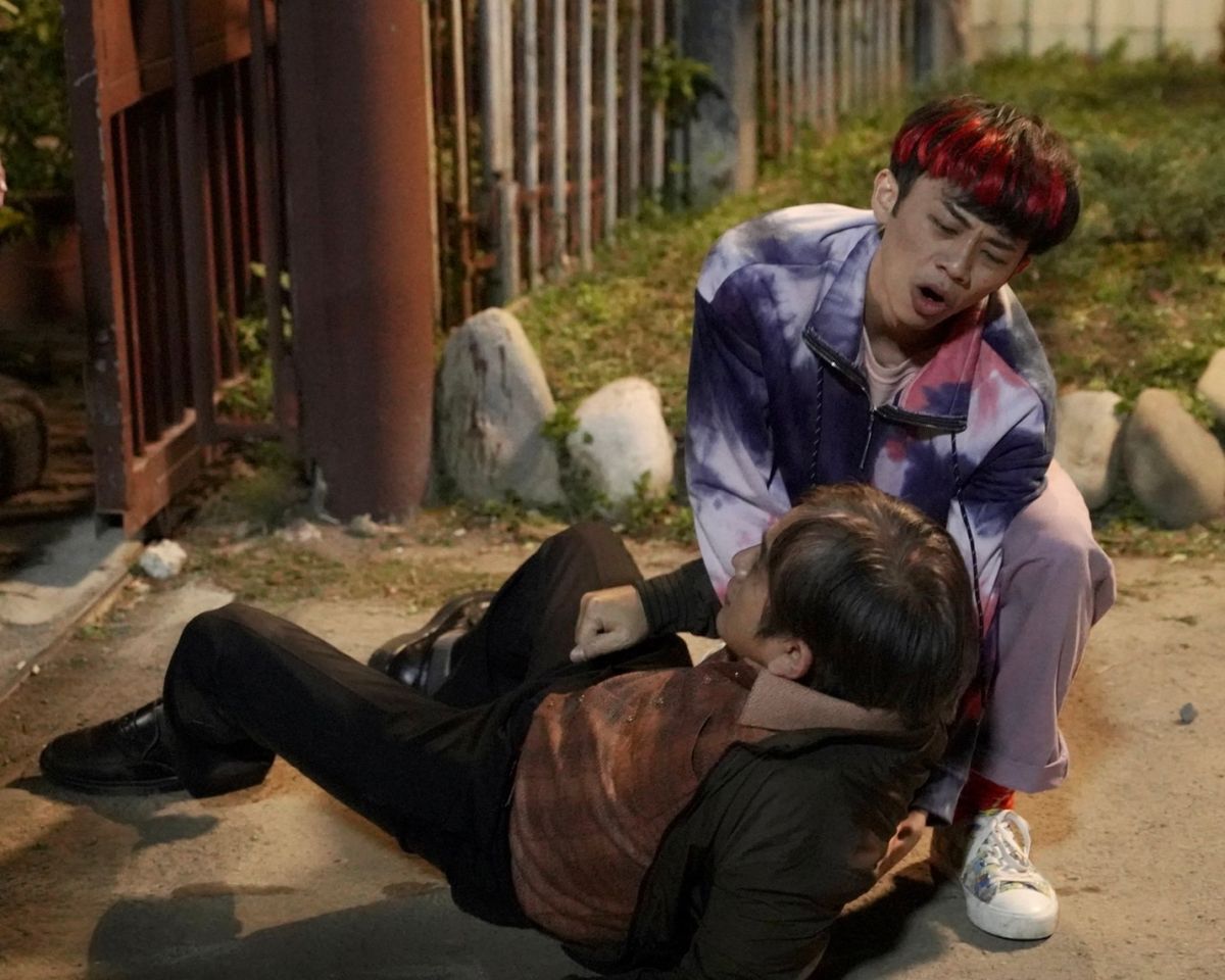 ▲金鐘視帝吳政迪（上）在《船到橋頭不會直》制止討債鬧事的父親（溫吉興 飾）。（圖／客家電視台提供）