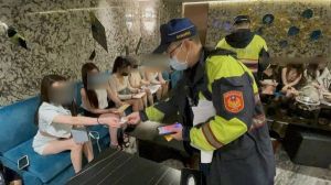 本土疫情升溫！北市警深夜集結　加強清查八大行業小黃卡
