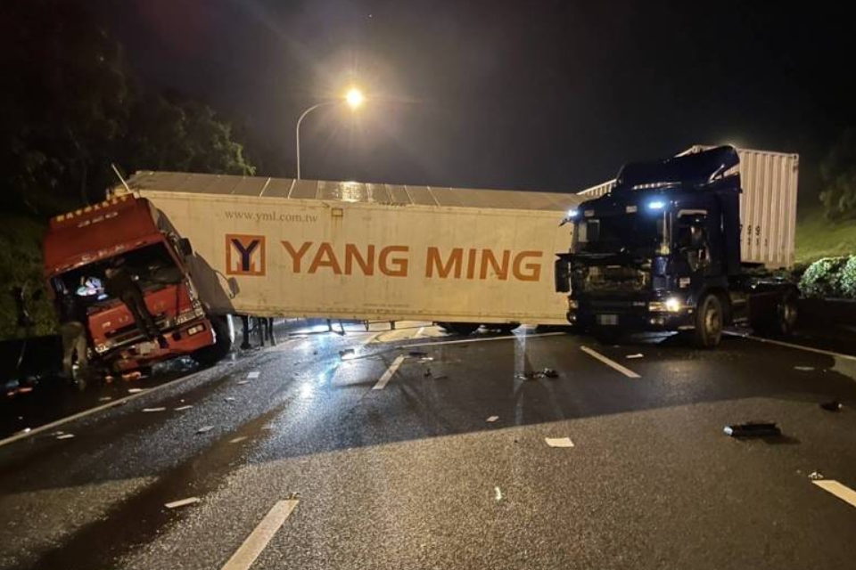 ▲苗栗凌晨聯結車打滑「折甘蔗」卡國道，全線封閉2小時。（圖／翻攝畫面）