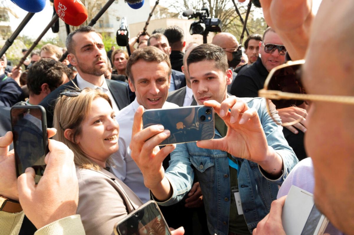 ▲法國總統大選倒數2週，根據法國影音與數位傳播監管單位（Arcom）法規，12位候選人廣電媒體上的曝光時間將更嚴格計算。圖為現任總統馬克宏與支持者合影。（圖／美聯社／達志影像）