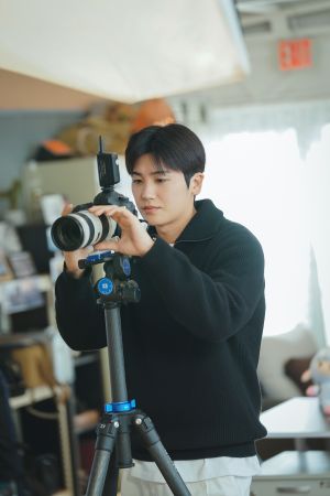 ▲朴炯植飾演新人攝影師「韓宣宇」。（圖／Disney+）