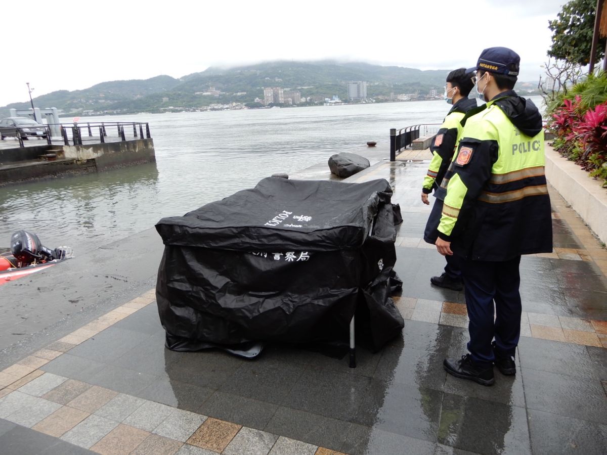 ▲今天上午有民眾在河邊發現鄭男已成浮屍。（圖／翻攝畫面）