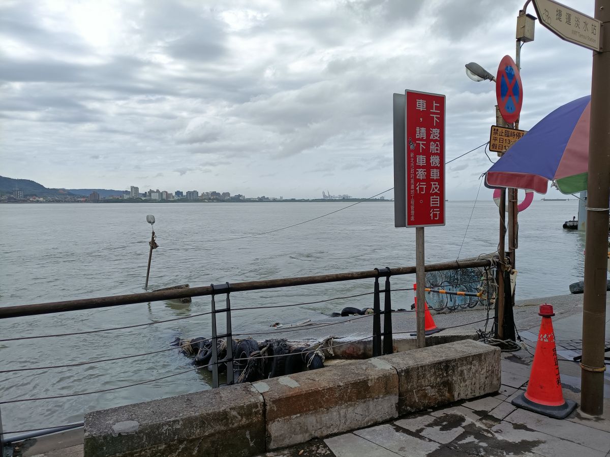 ▲今天是父親節，不過在下午4時30分淡水卻傳出意外事件，一名58歲劉姓男子在淡水捷運站後方不明原因墜入淡水河中。（圖為淡水河示意圖／翻攝畫面）