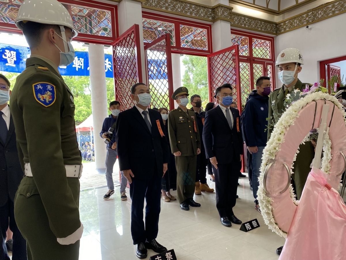 ▲新北市長侯友宜今（29）日出席新北市忠烈祠111年革命先烈陣亡將士暨殉難同胞的春祭典禮，及交通部臺灣鐵路管理局故技術助理江沛峰烈士入祀典禮。（圖／新北市政府民政局提供）