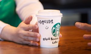 ▲台灣星巴克宣布，4月份每週推出專屬不同等級的「星禮程Starbucks Rewards」會員回饋活動。4/1星運抽限定「愚人節快閃戳戳樂」，只要使用一顆金星，最大獎可抽到6杯免費中杯咖啡；還有4/6～4/10六週年同樂會，只要是星巴克會員，每日都有飲料、糕點等不同的消費指定品項可享單日專屬折扣優惠。（圖／台灣星巴克提供）