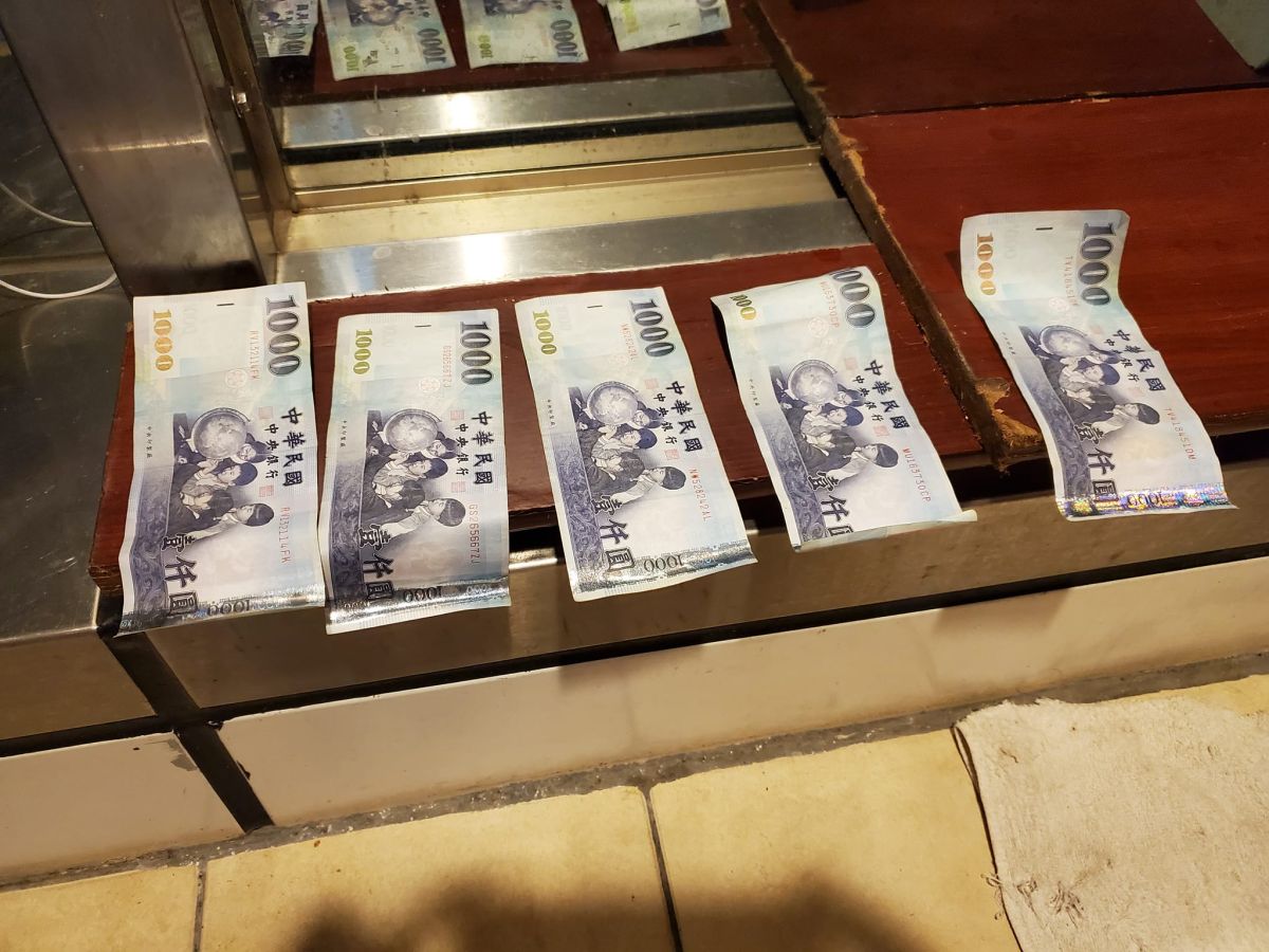 ▲有網友分享，鄰居竟然在自家陽台放了5張千元大鈔，貼文引發熱議。（圖／翻攝自爆廢公社）