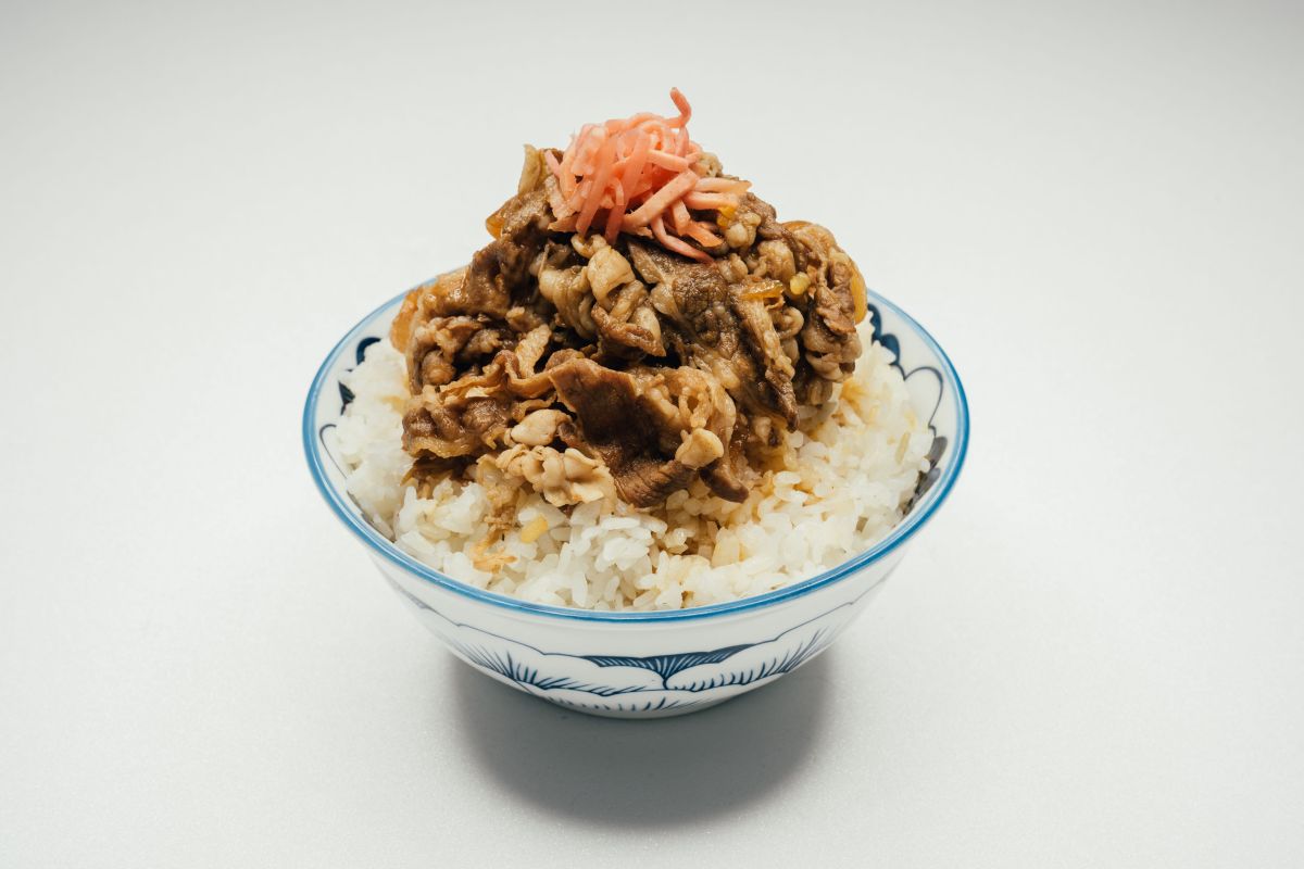 ▲復興空廚邁起冷凍食品，聯手美食家徐天麟，推出《麟家大叔深宵食堂》天選日式牛丼。（圖／復興空廚提供）