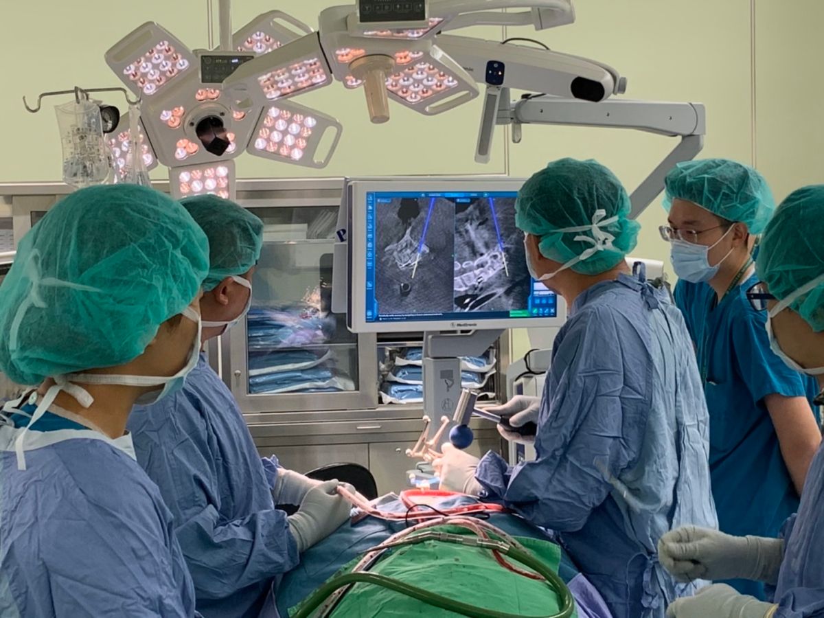 ▲透過電腦導航技術可增加手術安全性，同時減少併發症。(圖／醫院提供2022.3. 29)