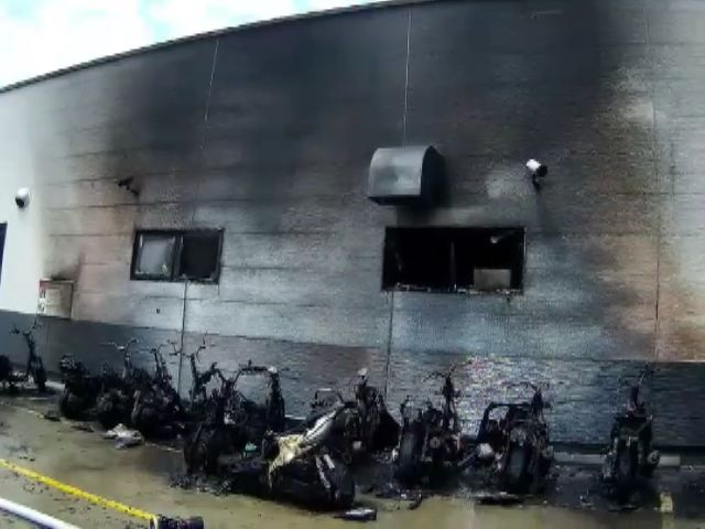 桃園「壽司郎」餐廳疑遭縱火　門前10多輛機車燒成骨架
