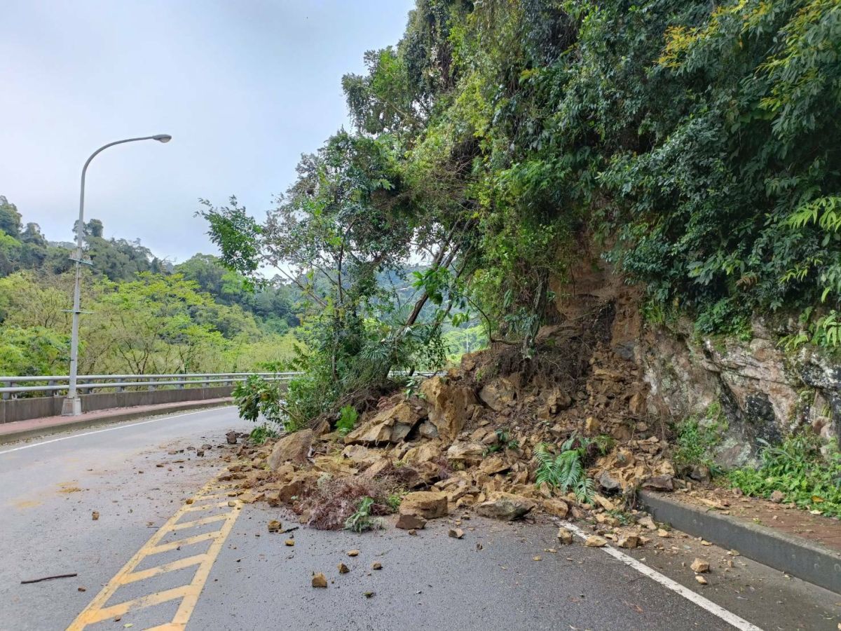 ▲連日大雨造成台7線7.5公里處落石坍方，警方緊急實施交管以單線雙向通車。（圖／記者李春台翻攝）