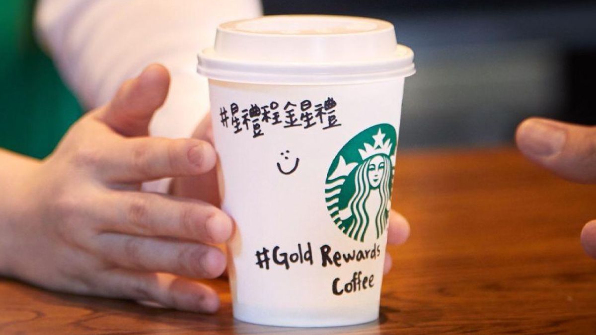 ▲台灣星巴克宣布，4月份每週推出專屬不同等級的「星禮程Starbucks Rewards」會員回饋活動。4/1星運抽限定「愚人節快閃戳戳樂」，只要使用一顆金星，最大獎可抽到6杯免費中杯咖啡；還有4/6～4/10六週年同樂會，只要是星巴克會員，每日都有飲料、糕點等不同的消費指定品項可享單日專屬折扣優惠。（圖／台灣星巴克提供）