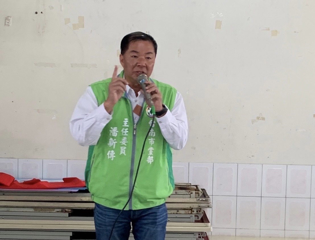 ▲民進黨台南市黨部主委潘新傳今（13）日在台南南區準備外出時，突然遭2名男子持棍棒攔路施暴，潘新傳與對方拉扯時跌倒，不過並未受傷，但是潘新傳的司機被打到送醫，2嫌逃逸1小時後自行投案，警方正釐清案情中。（圖／民進黨台南市黨部提供）