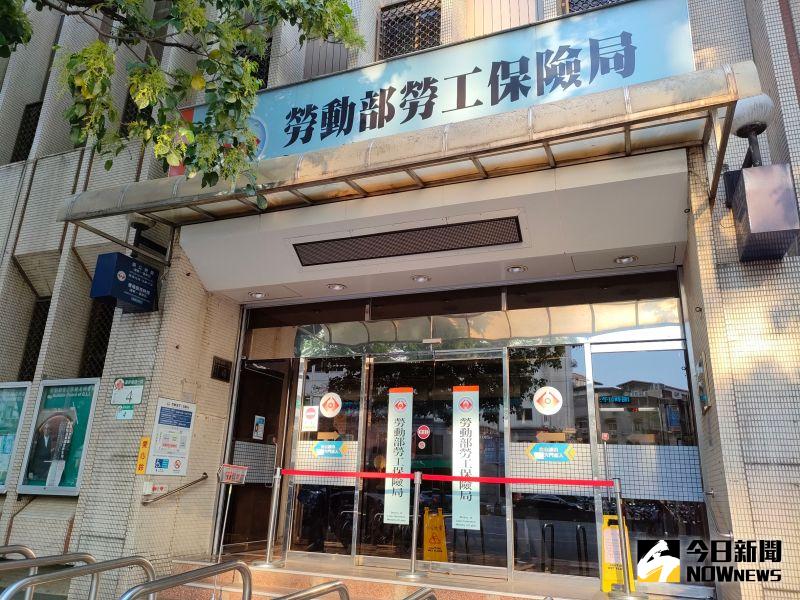 ▲勞動部今(5)日表示,確診的勞保被保險人,在居家照護期間,只要不能工作,自不能工作的第4天起,皆可依勞保相關規定請領傷病給付。(圖/記者許若茵攝)