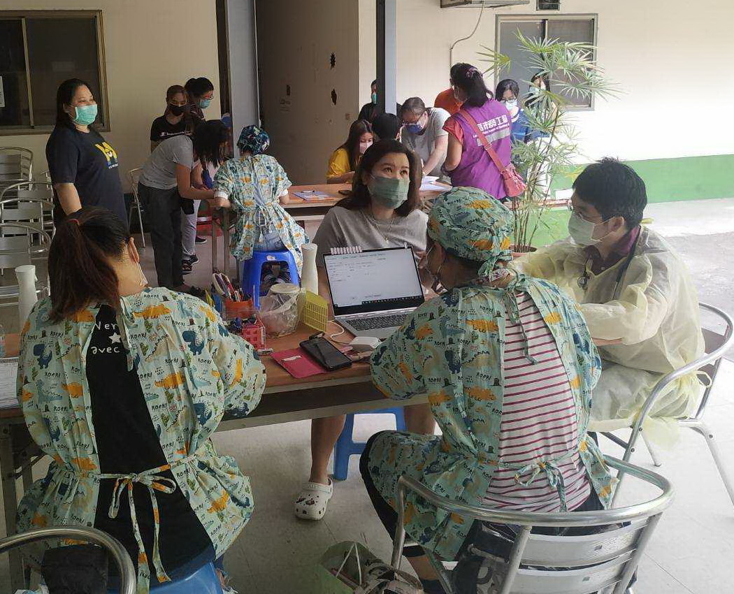 ▲高雄市政府勞工局加緊關鍵企業快篩，以共同提升社區防護力。(圖／記者黃守作攝，2022.03.29)