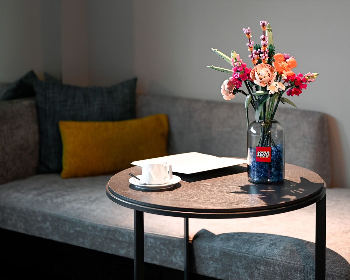 ▲清明兒童節即將到來，各位大人們還記得小時候最愛的LEGO樂高嗎？不只是玩具，樂高現在還能拼出飯店主題住房，讓廣大媽媽們造成職業傷害的暗器之首，搖身一變成為台北時代寓所裡的療癒花藝或普普復古風家飾，這下再也不怕踩到痛。（圖／翻攝自台北時代寓所官網）