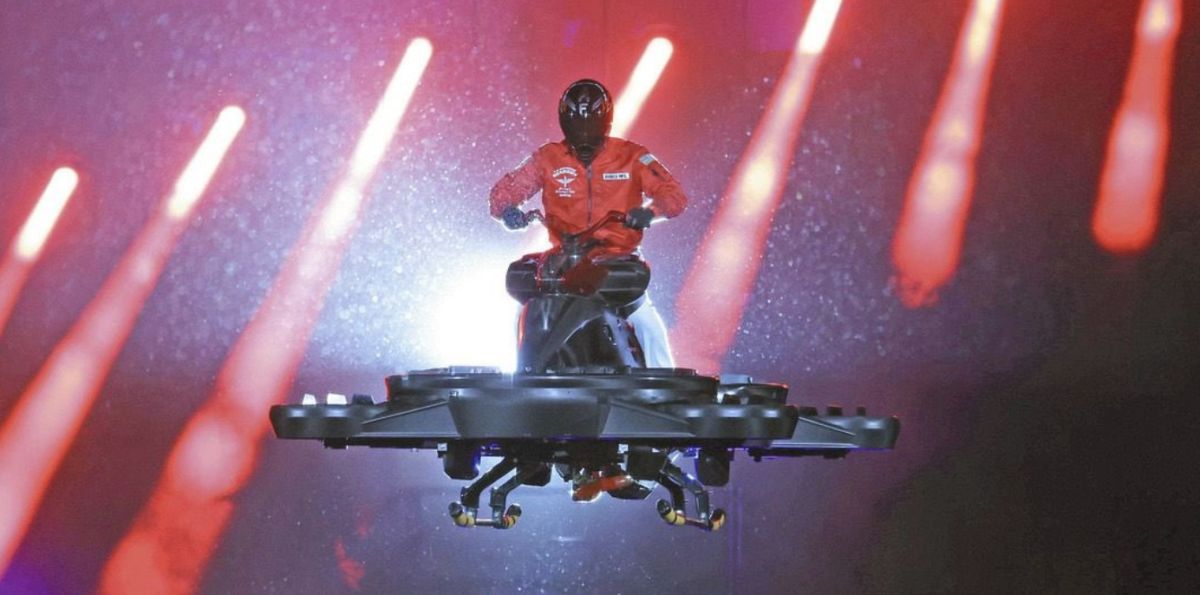 ▲新庄剛志搭乘飛行機車。（圖／取自Fighters☆SPIRITS α）