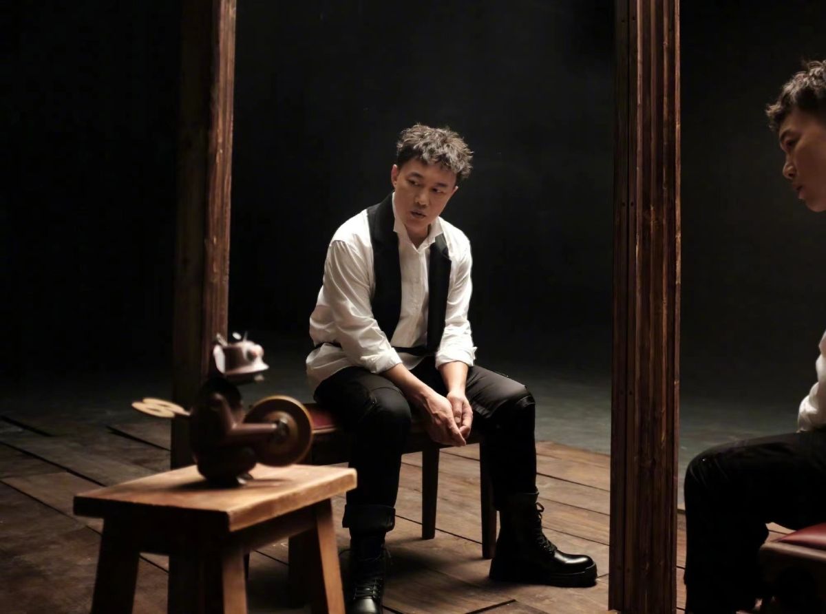 ▲小學生們教室裡合唱陳奕迅的單曲《孤勇者》。（圖／環球音樂提供）