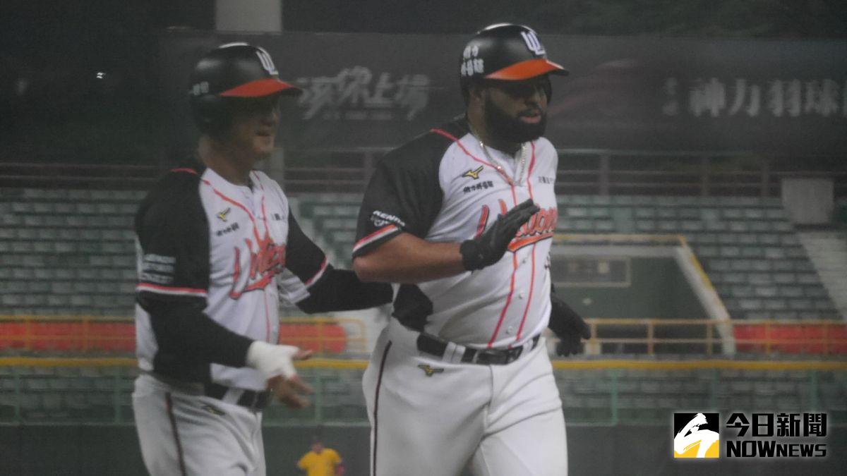 ▲統一獅羅薩開轟。（圖／吳政紘攝）