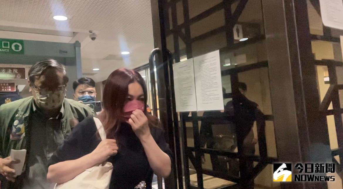 ▲台北市殯葬管理處副處長王文秀交保時喊冤。（記者圖／潘千詩攝，2022.3.29）