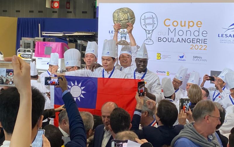 ▲第11屆「世界盃麵包大賽」（Coupe Du Monde De La Boulangerie）在法國巴黎舉行，台灣代表隊勇奪團體賽冠軍，史上首次創此佳績。（圖／翻攝自我國駐法代表處臉書）