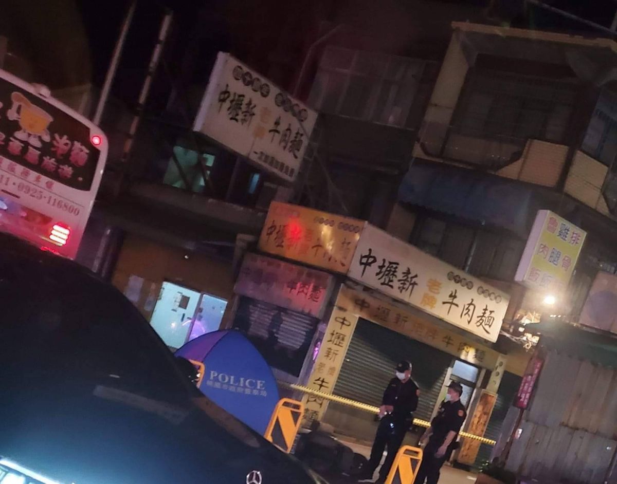 ▲桃園今（29）晚發生一起死亡車禍，機車騎士與遊覽車對撞，騎士當場死亡。（圖／翻攝自記者爆料網）