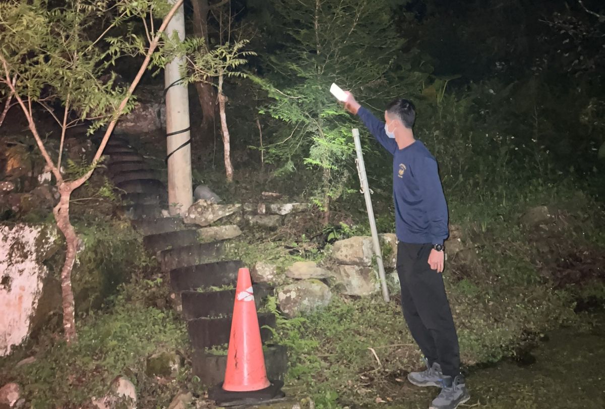 ▲和碩前副總蔡進國登山失聯，百餘人連日在山區展開搜救行動，而29日晚間最新找到蔡進國入山的身影，就是照片中的這道石階。（圖／翻攝畫面）