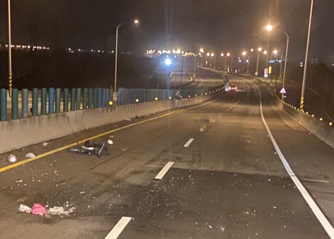 ▲昨晚台61線西濱快速公路北上169公里線西路段，有1名男子不知何故，騎腳踏車闖入快速公路，還一路逆向騎車，途中遭一輛大貨車撞擊，當場死亡。（圖／翻攝記者爆料網）